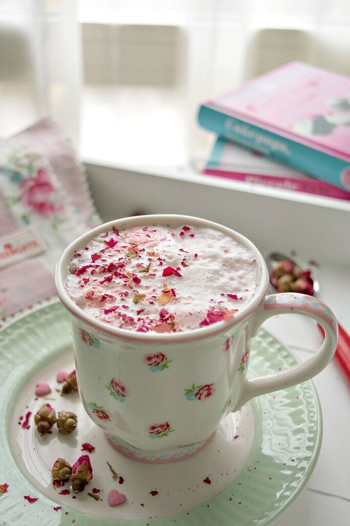 Latte montato alla rosa, una bevanda delicata e floreale
