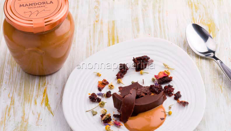 Le dolci scaglie di cioccolato fondente su crema di mandorle
