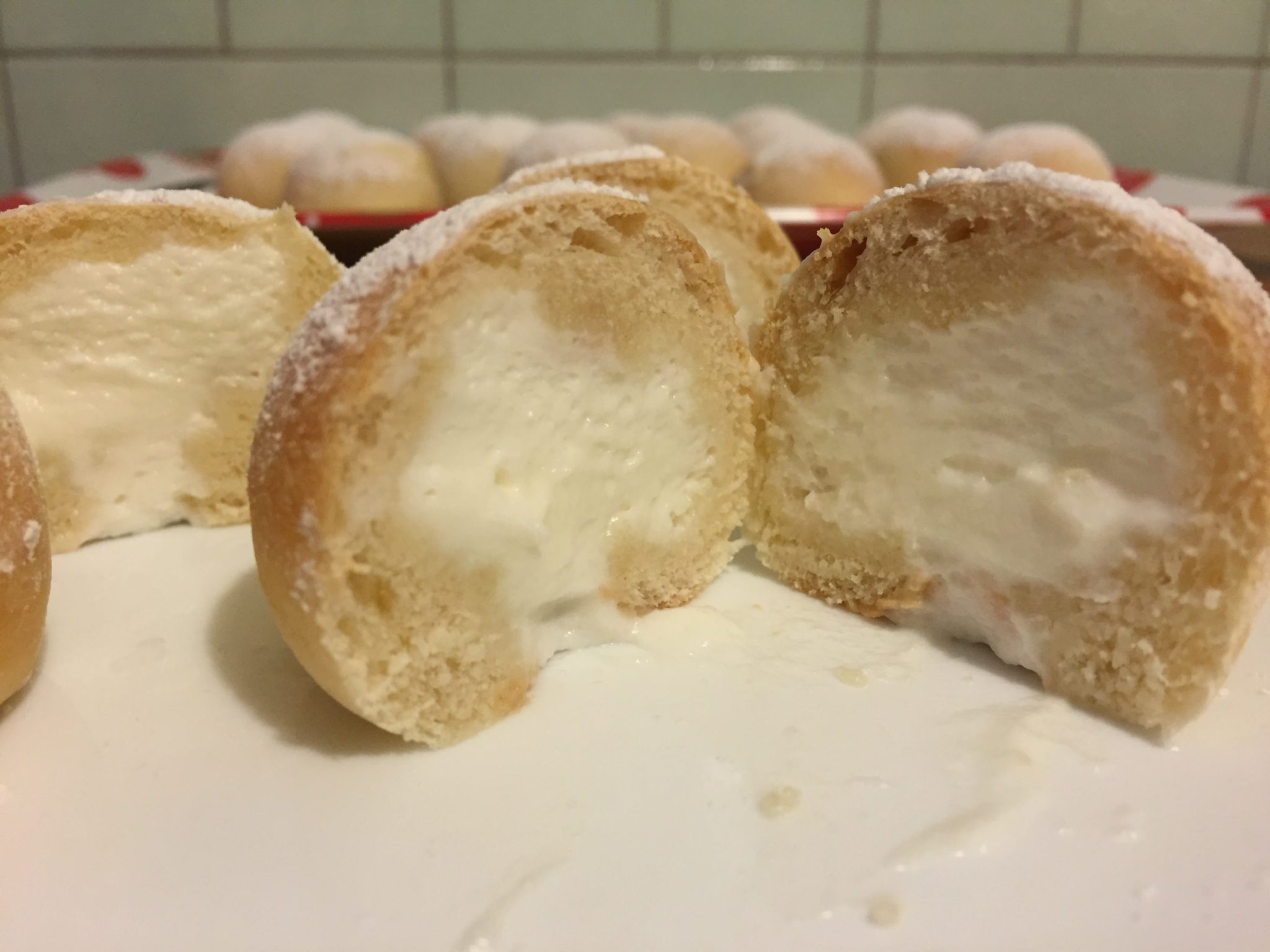 Le nuvole, briochine con crema al latte
