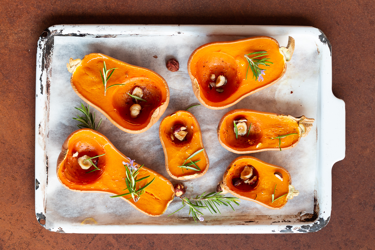 Le piccole zucche al forno con nocciole e rosmarino