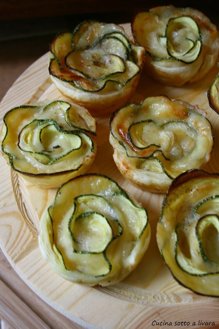 Le rose di zucchine per un finger food scenico e goloso