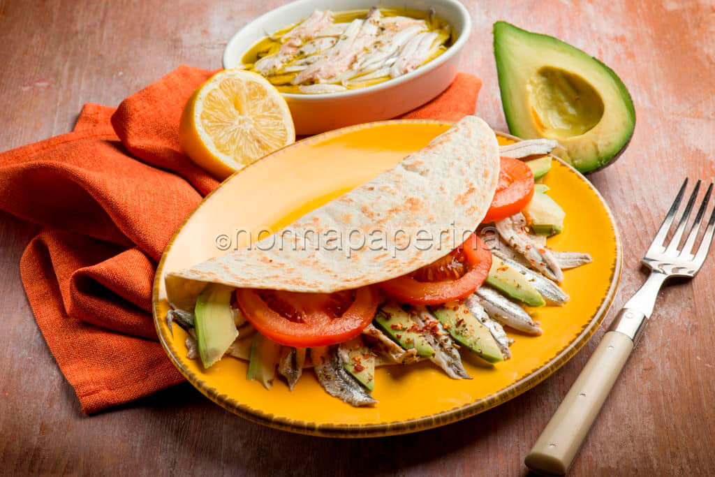 Le sfiziose tortillas con alici marinate e avocado