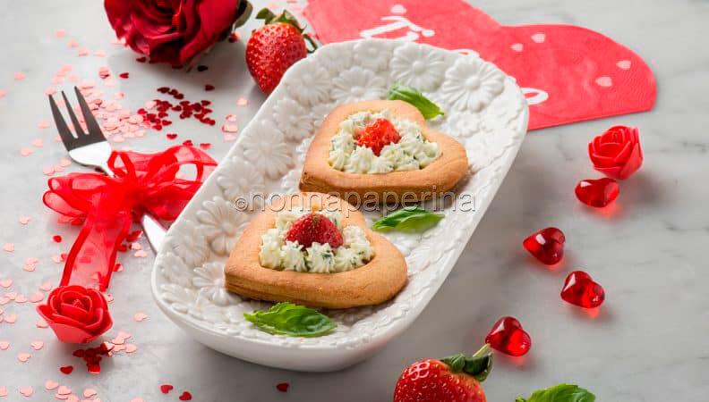 Le tartellette di frolla con formaggio, fragole e bontà!