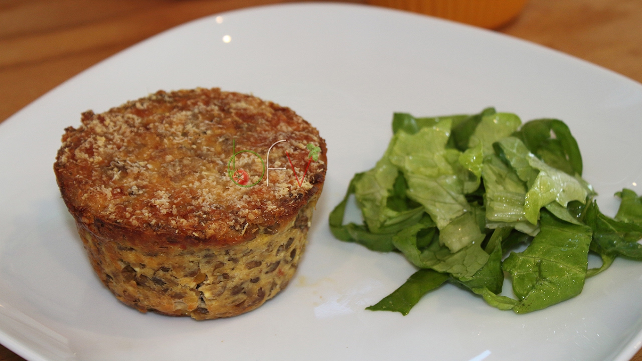 Lenticchie al forno con salsiccia grana e rosmarino [videoricetta]