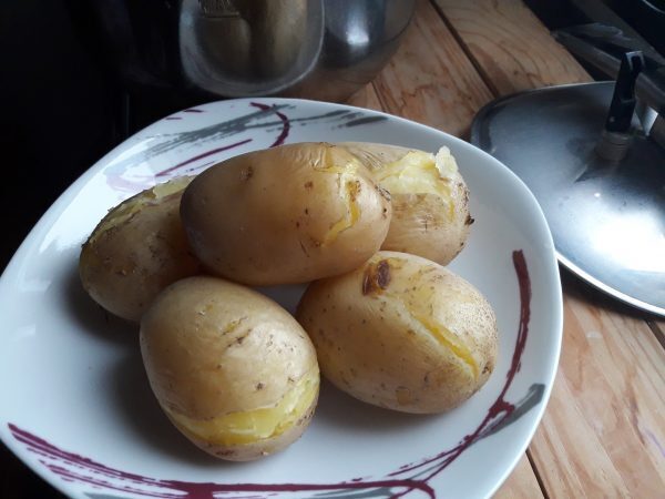 Lessare le patate velocemente in pentola a pressione