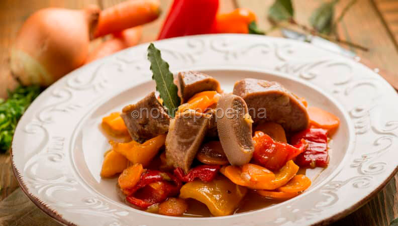 Lingua di vitello arrosto con verdure: sapori di un tempo