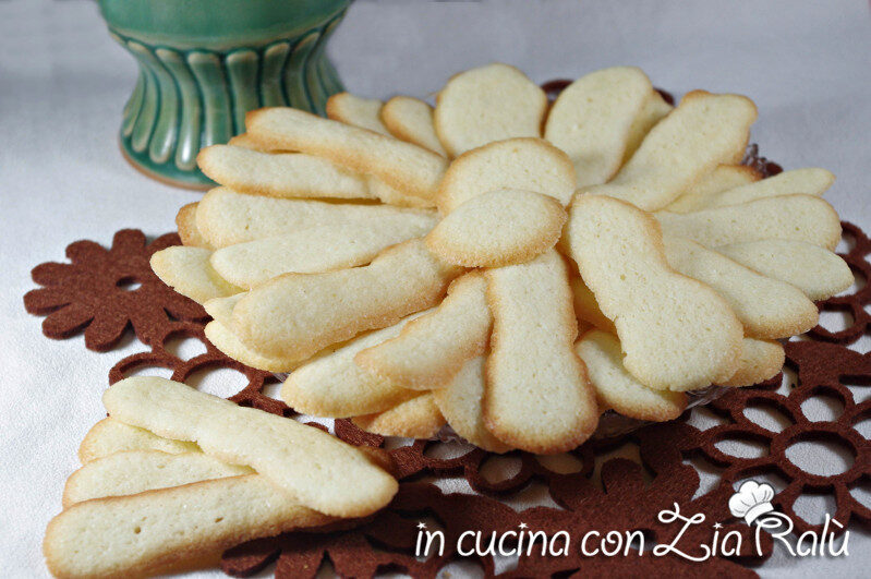 Lingue di gatto con zucchero semolato