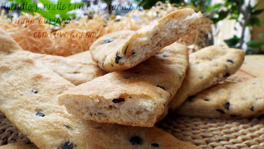 Lingue di pizza croccanti con olive e aromi