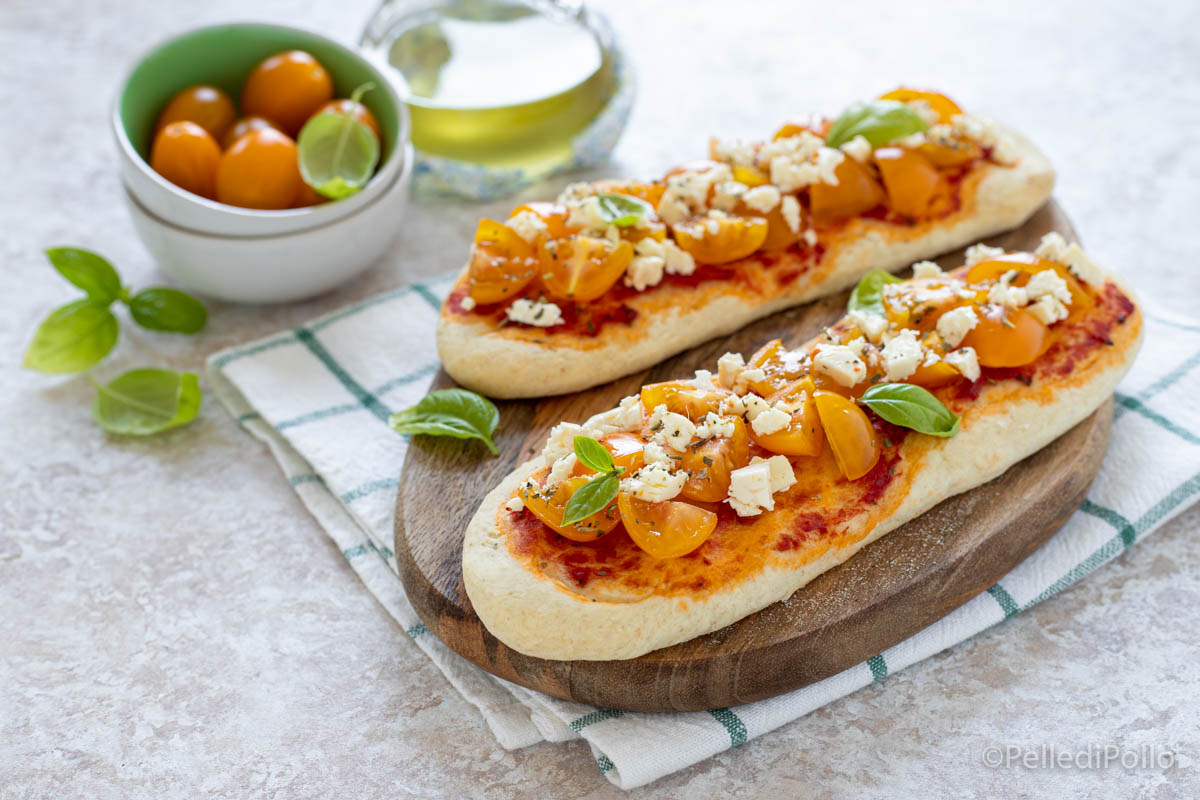 Lingue di pizza veloci con pomodori e feta