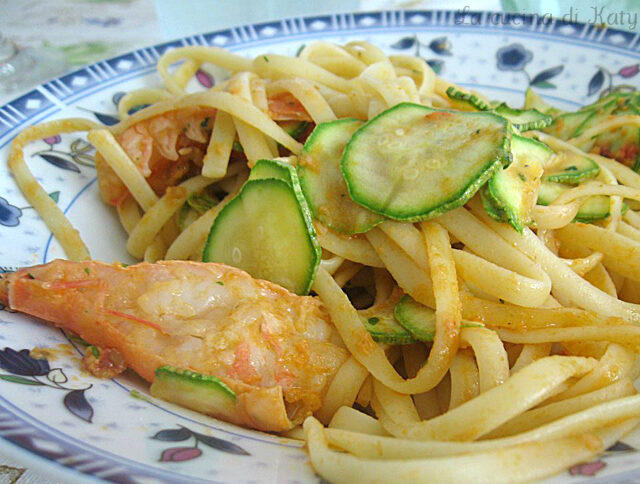 Linguine al cartoccio scampi e zucchine