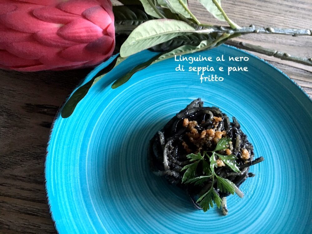 Linguine al nero di seppia e pane fritto black and white