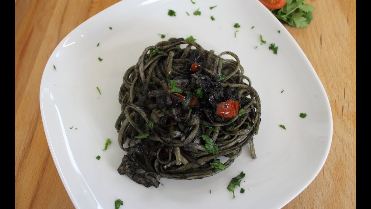 Linguine al nero di seppia [videoricetta]