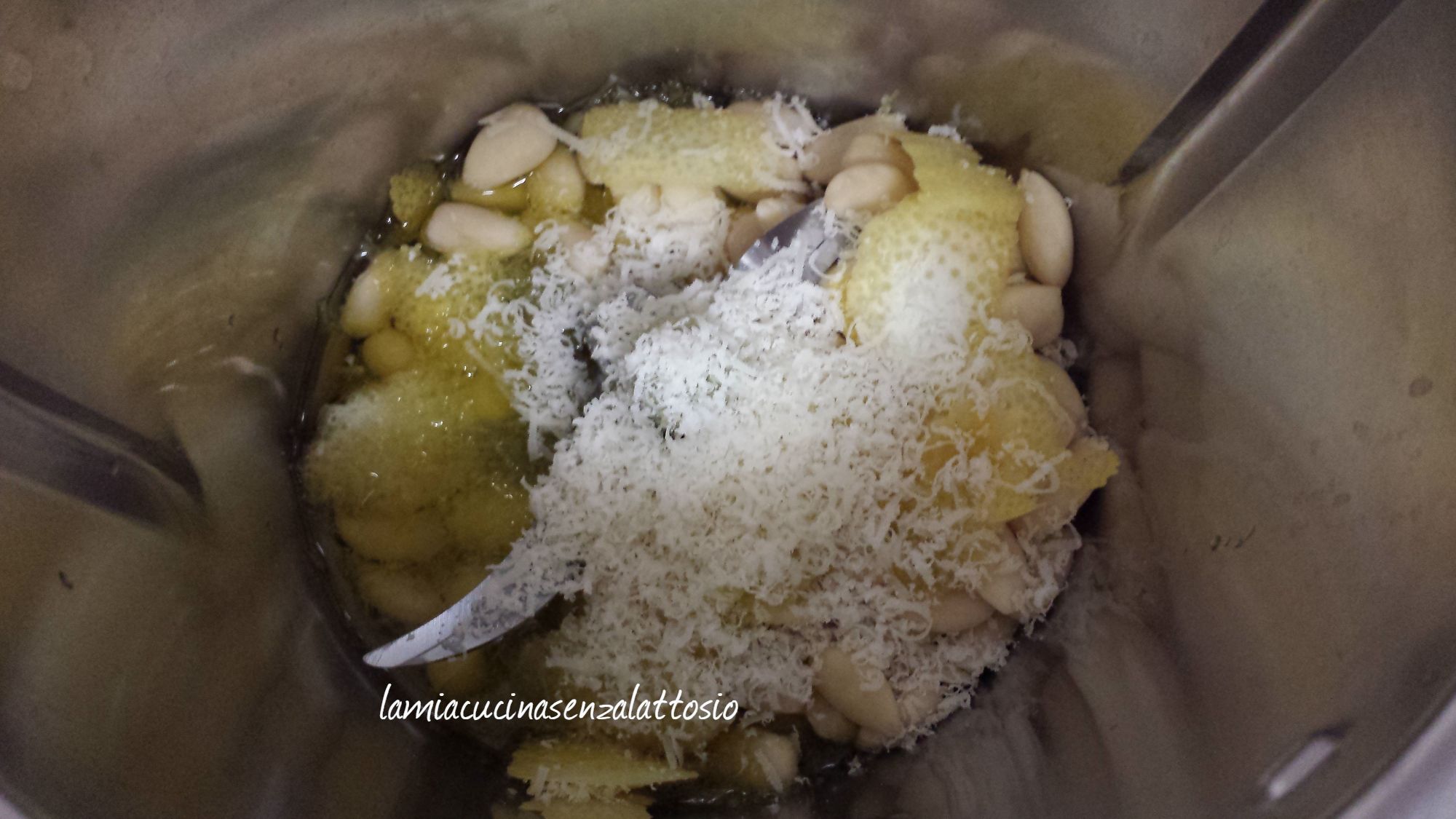 Linguine al pesto di mandorle e limoni – senza lattosio