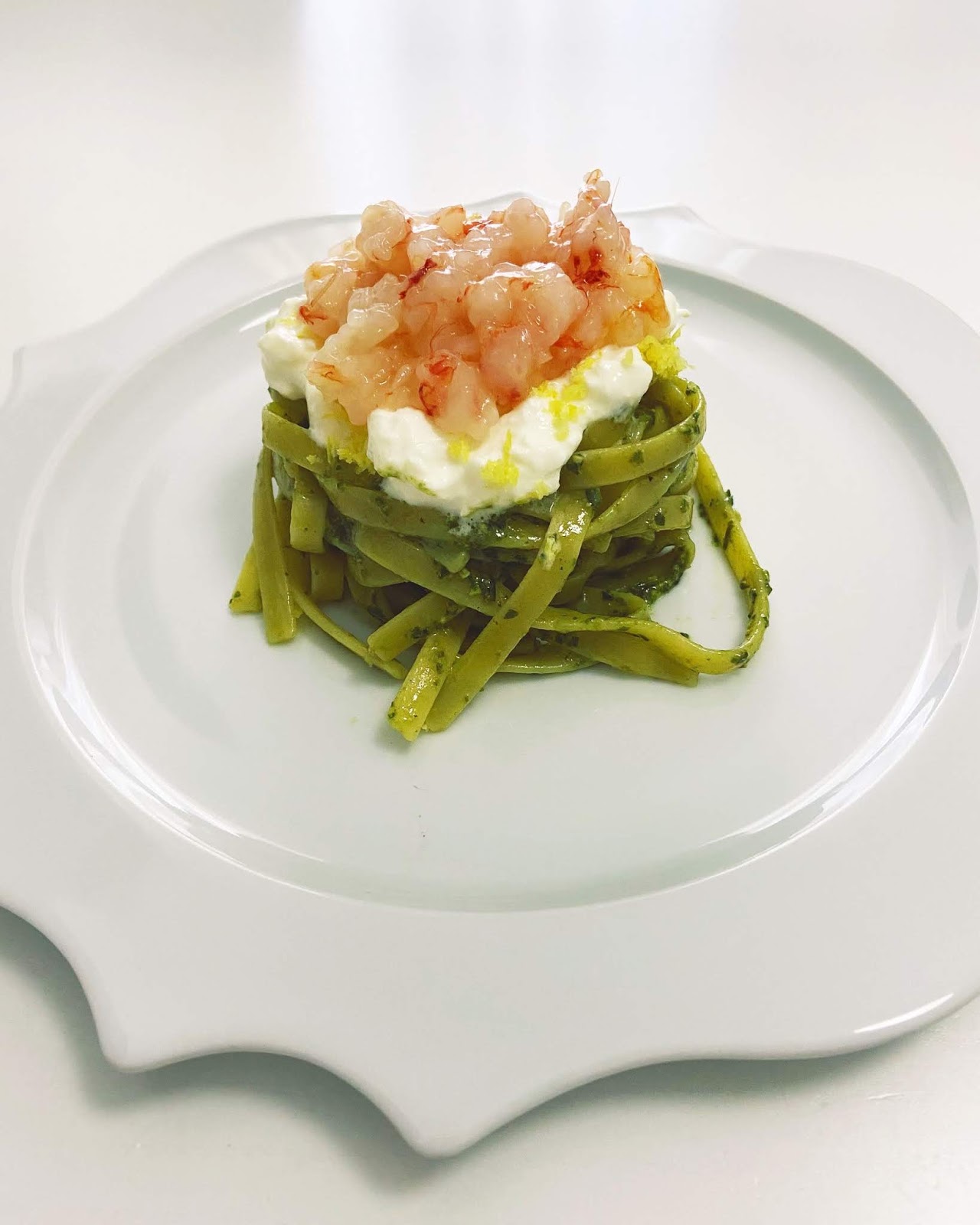 Linguine al pesto, stracciatella, limone e tartare di gambero rosso