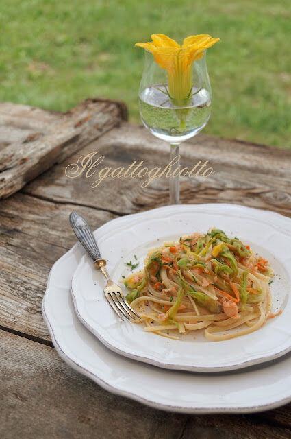 Linguine al salmone, fiori di zucca ed erba cipollina