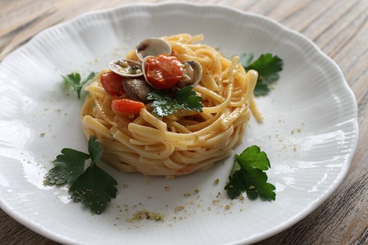 Linguine alle vongole con pistacchi e pomodorini