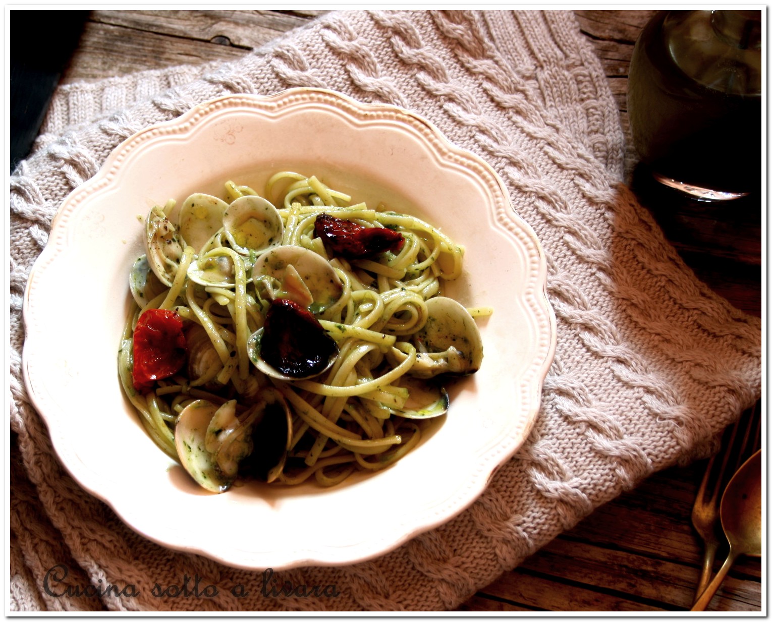 LINGUINE ALLE VONGOLE , CREMA DI CAVOLO NERO E POMODORINI CONFIT