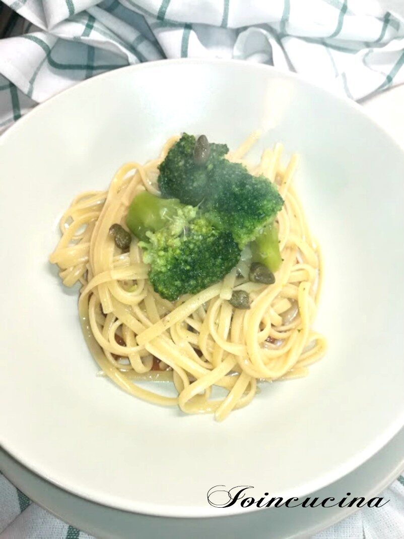 Linguine con broccoli e pomodori secchi