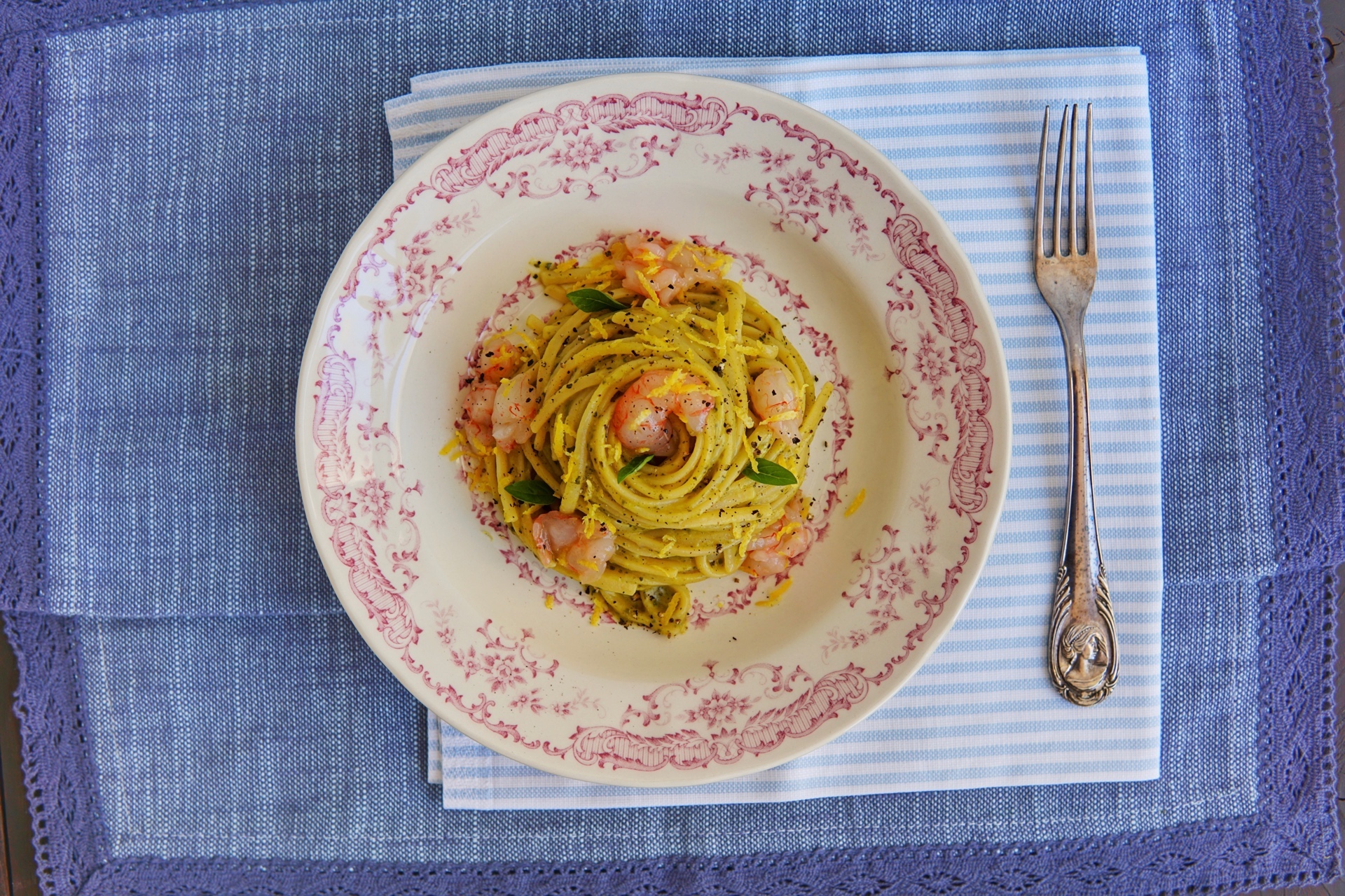 Linguine con crema di zucchine, tartare di gamberi e limone