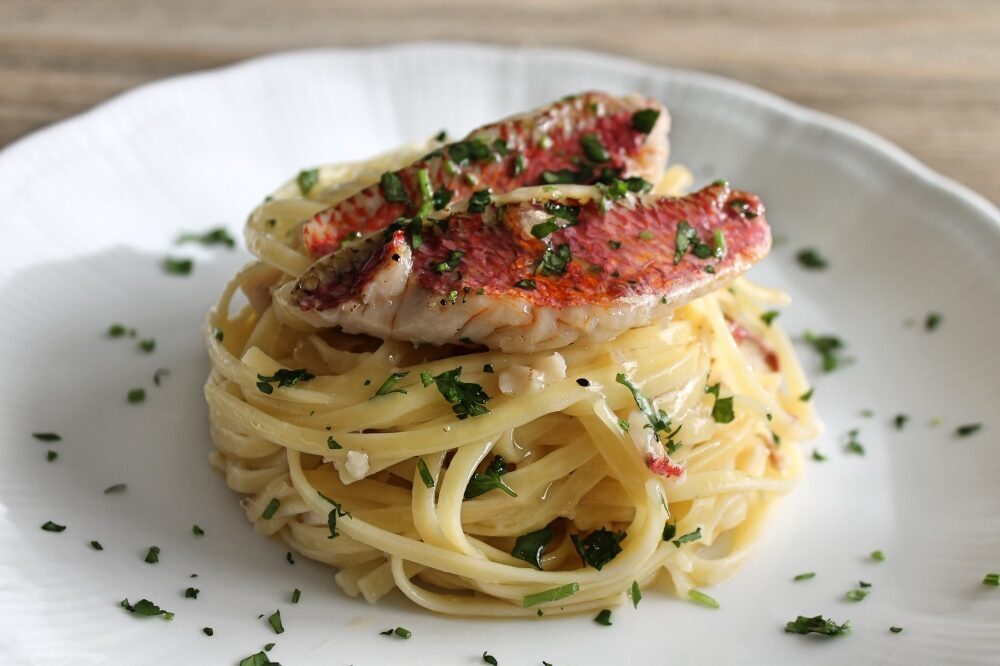 Linguine con filetti di triglia al limone, zenzero e cachaca