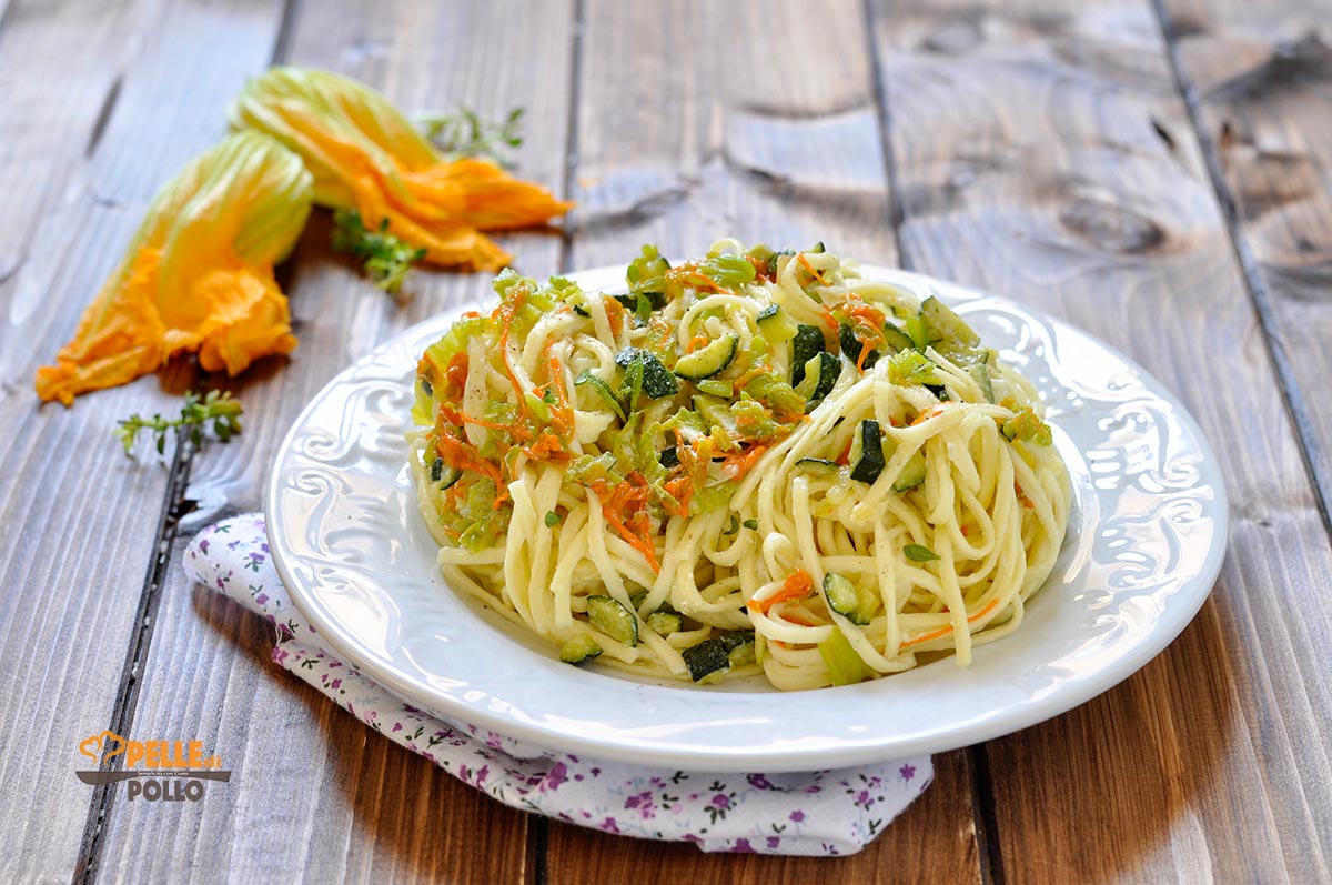 Linguine con fiori di zucca, zucchine e ricotta