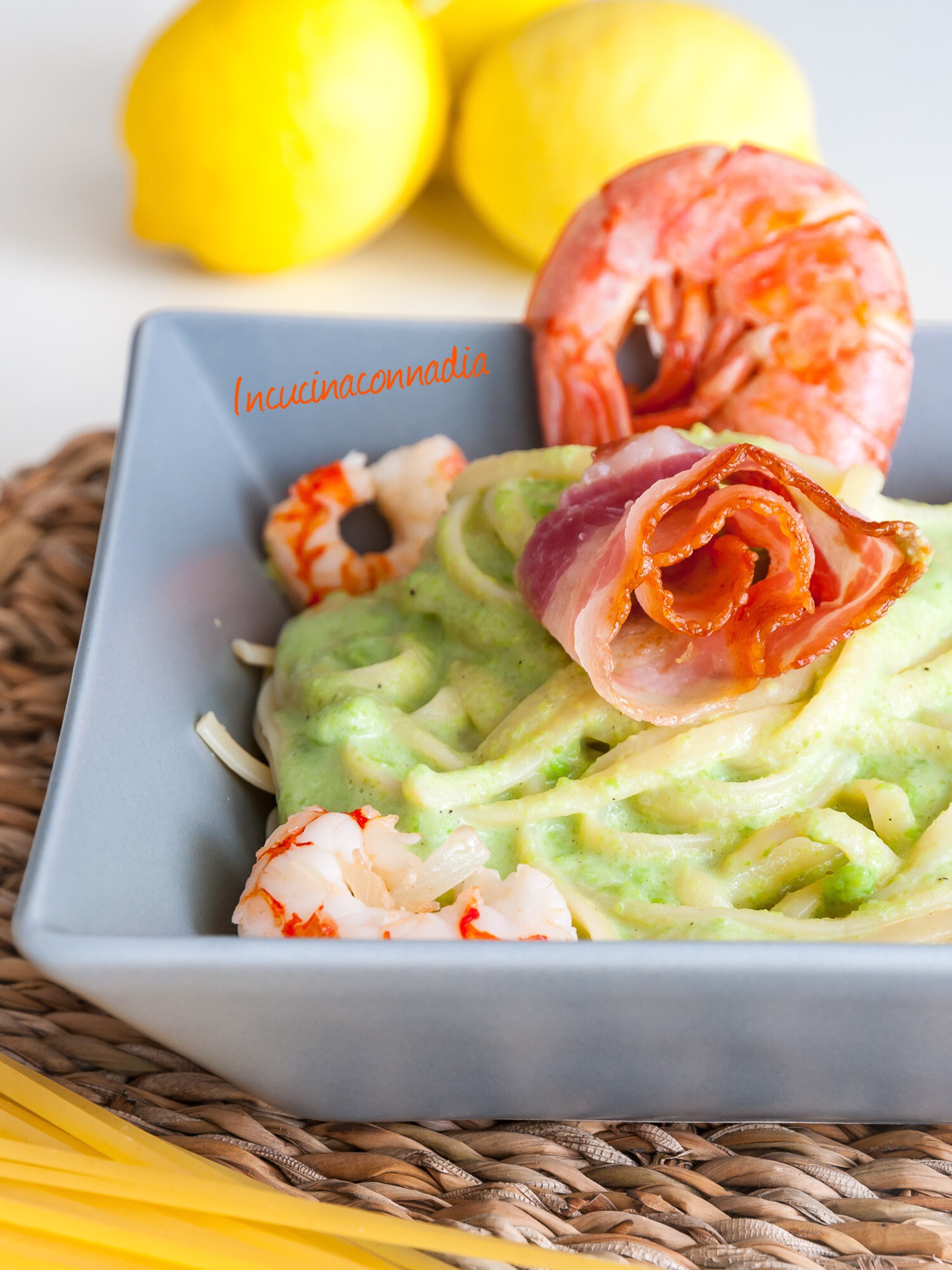 Linguine con gamberi, crema di fave, pancetta croccante e zeste di limone