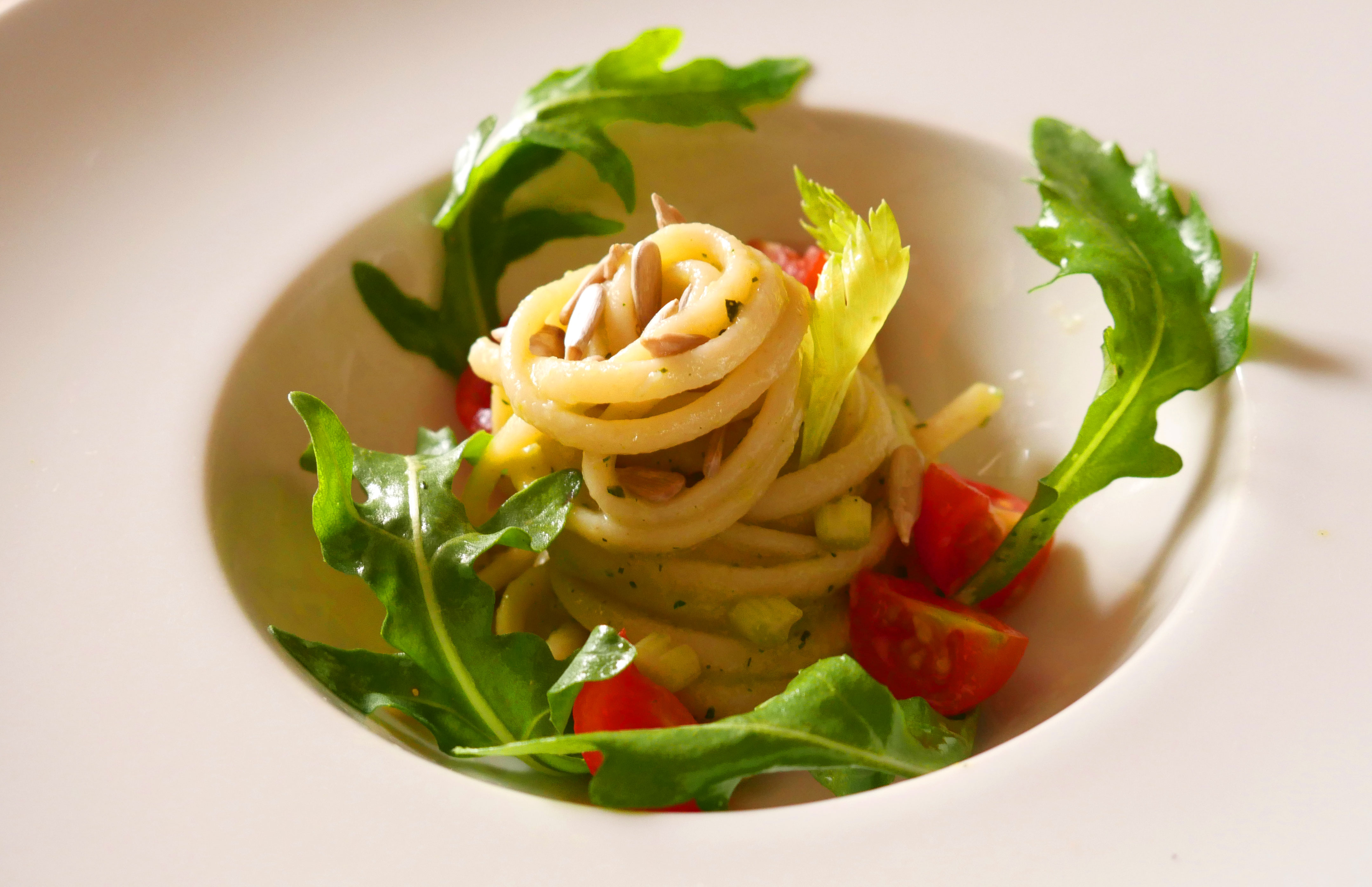 Linguine con pesto di foglie di sedano, semi di girasoli e germogli di soia