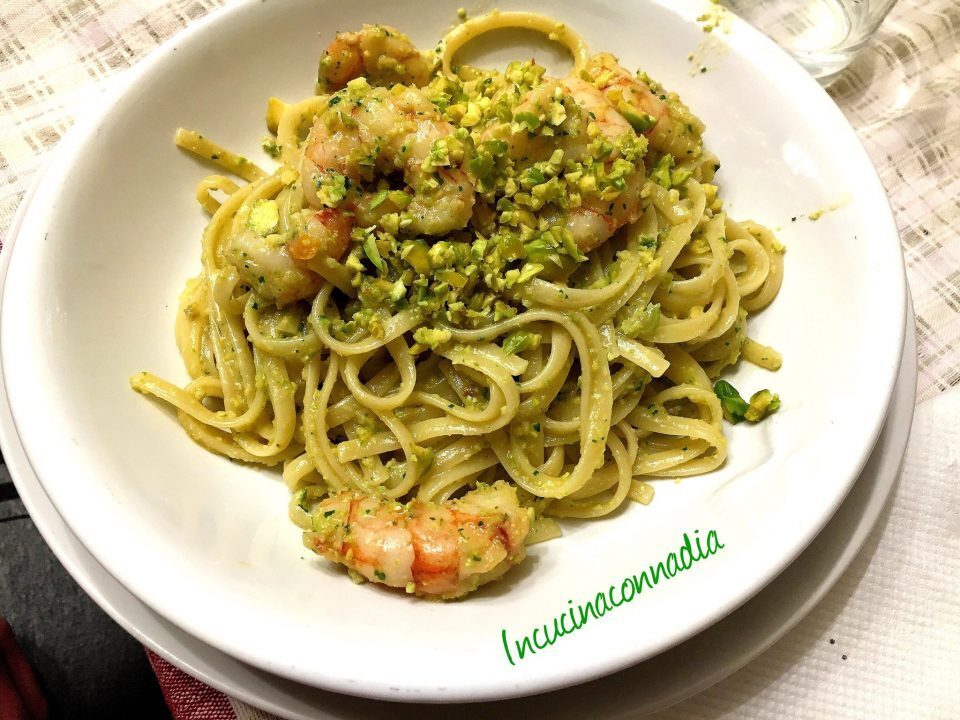 Linguine con pesto di pistacchi rucola e gamberi saltati al brendy
