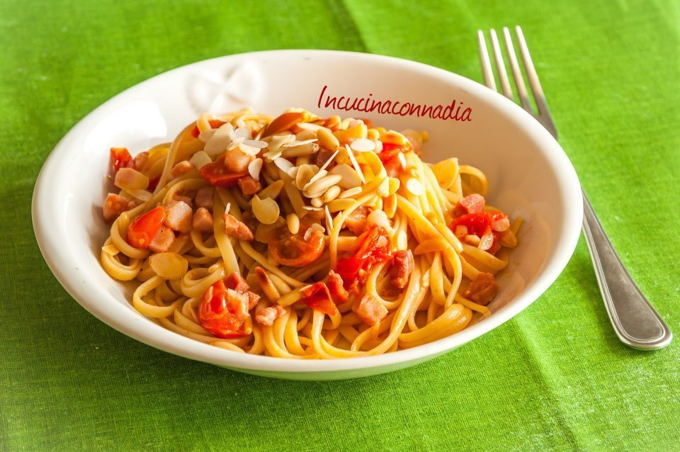 Linguine con pomodorini, pancetta, mandorle e pinoli