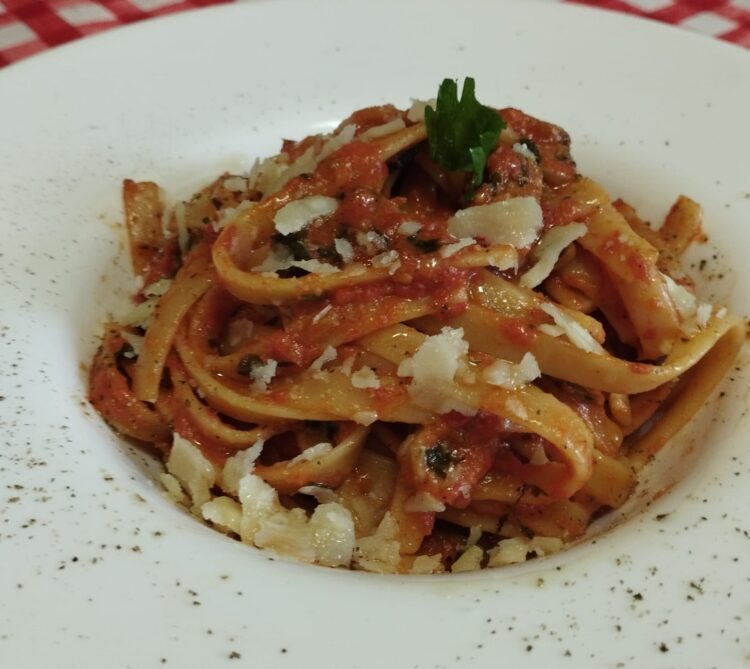 Linguine con pomodoro e aglione