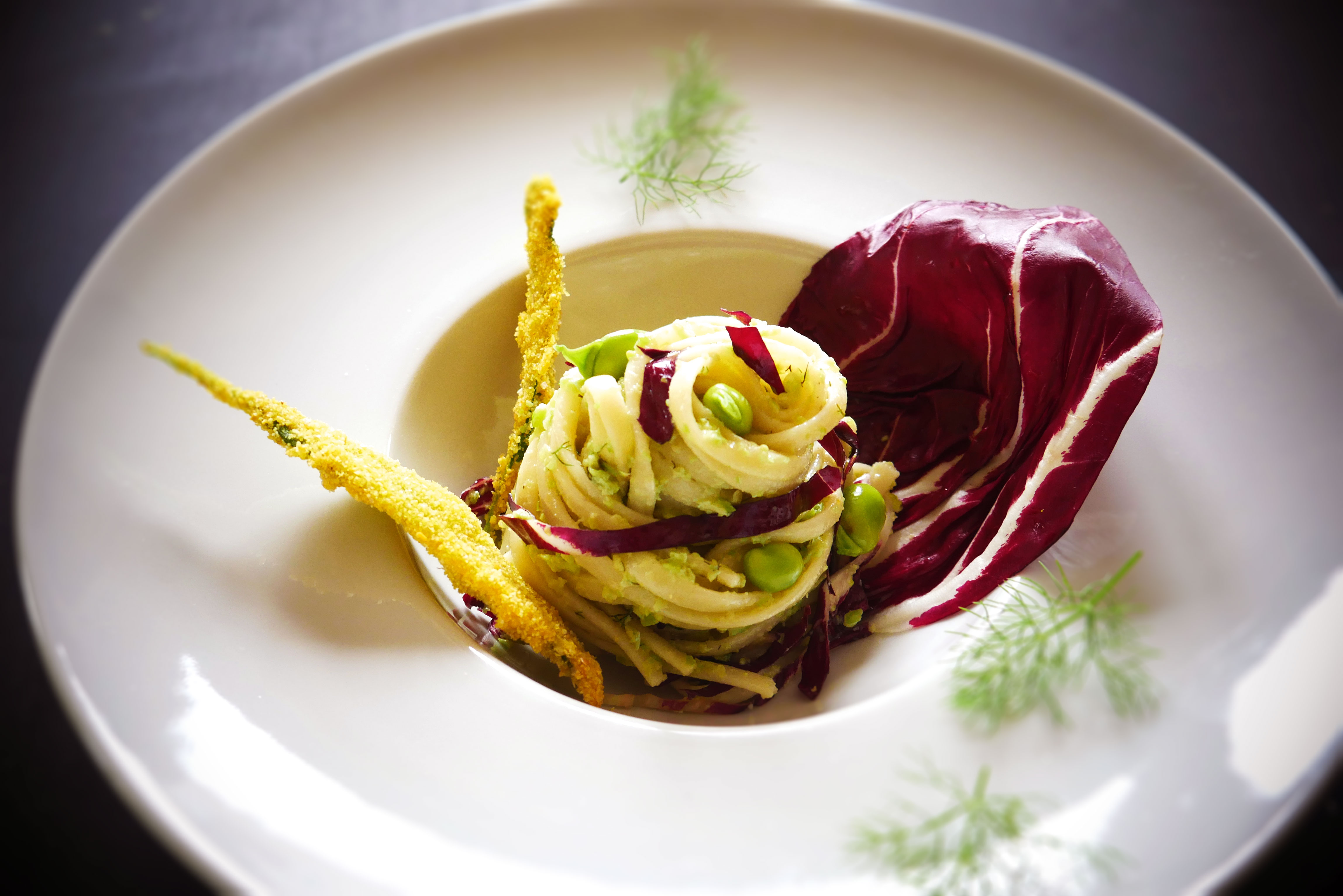 Linguine con radicchio e  pesto di fave e finocchietto, guarnite con salvia fritta