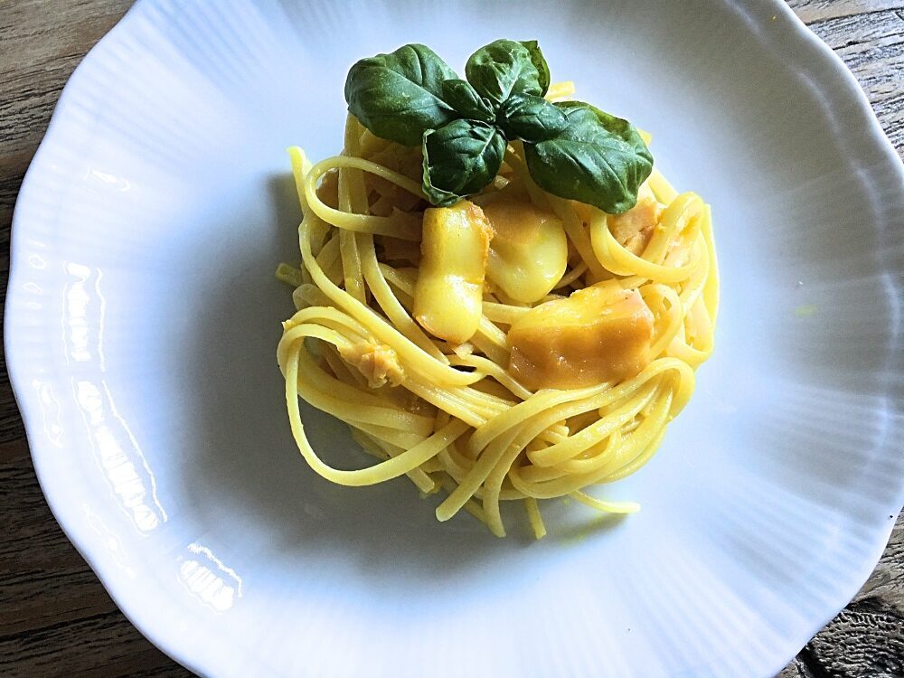 Linguine con scamorza affumicata, cotto e curcuma
