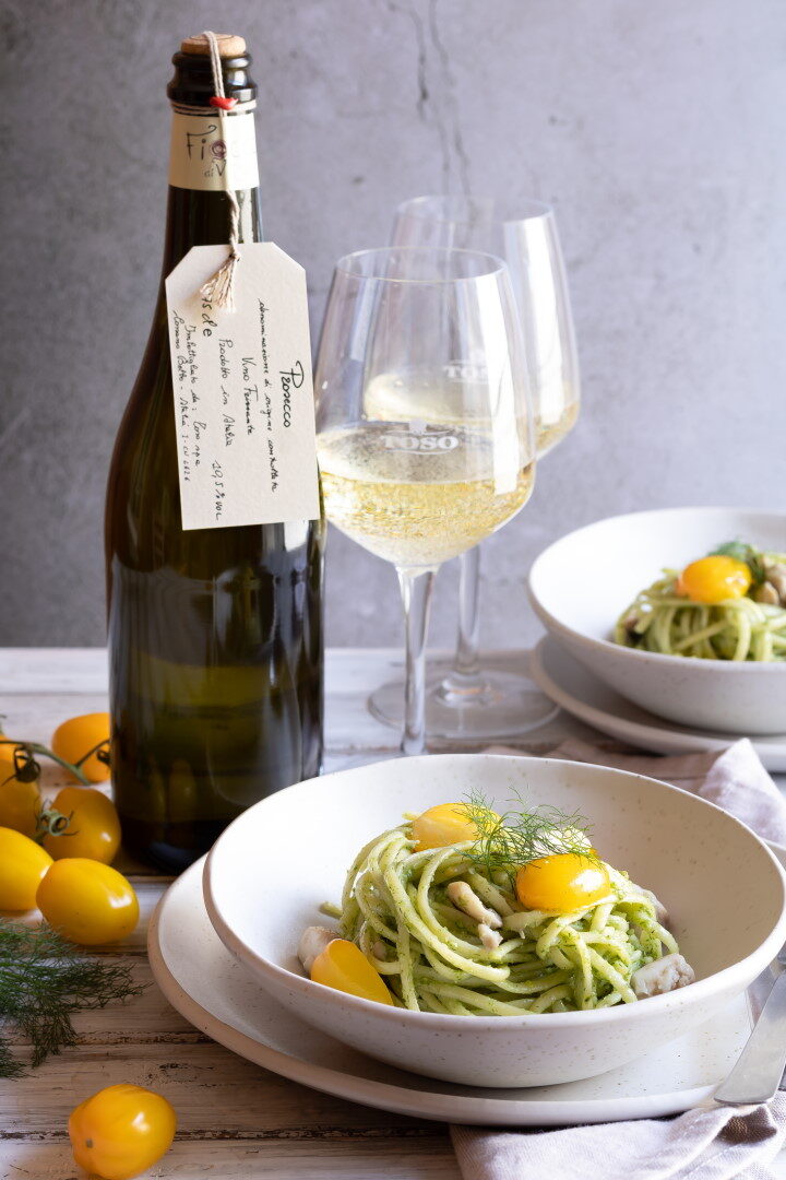 Linguine con sgombro datterini gialli e pesto di finocchietto