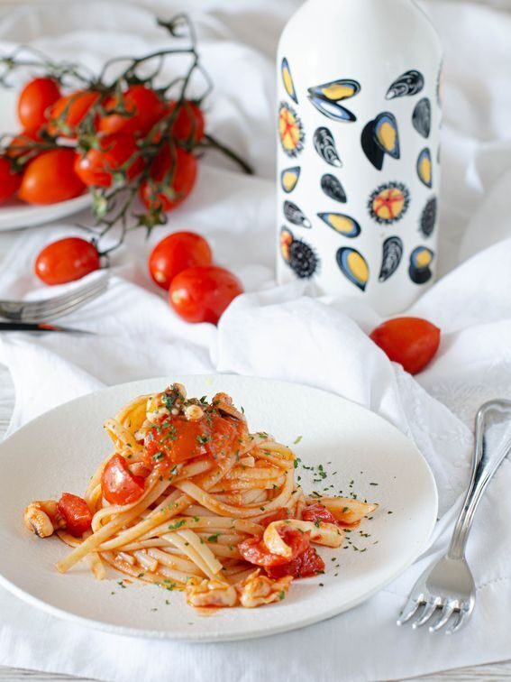 Linguine con sugo di calamari e pomodorino
