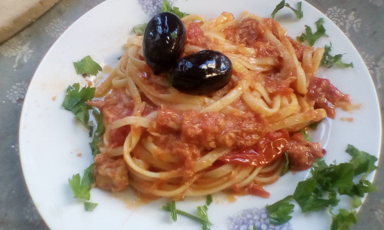 Linguine con tonno e olive