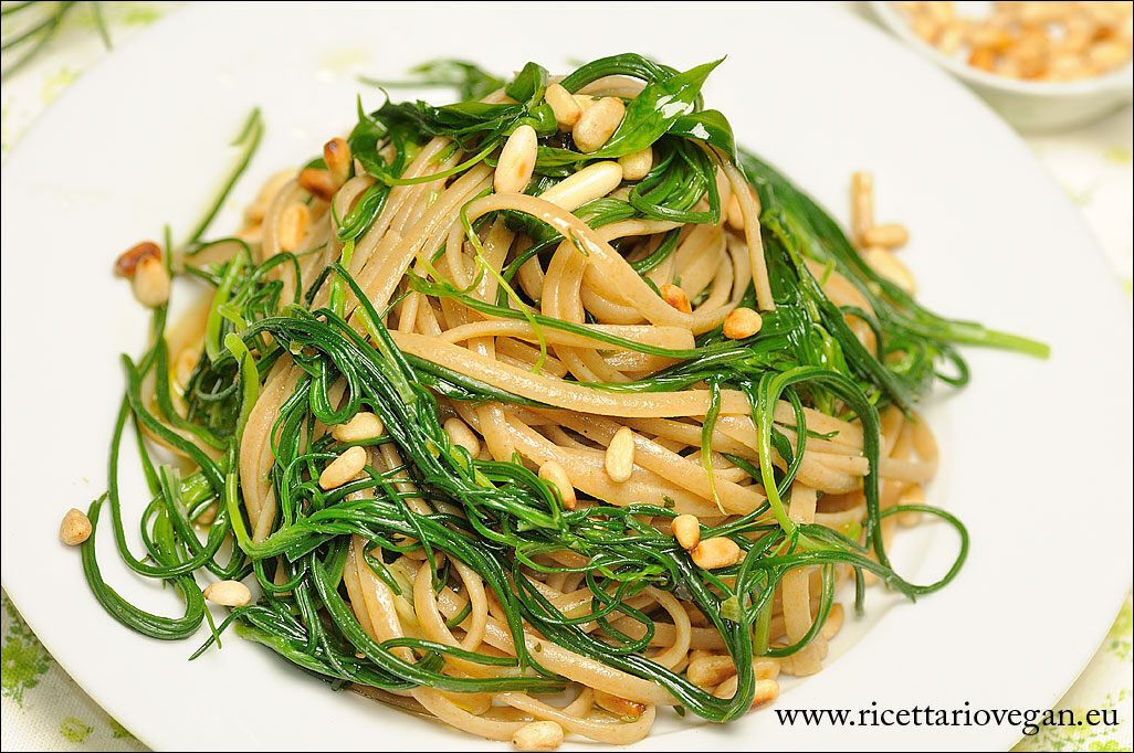 Linguine integrali con agretti e strigoli