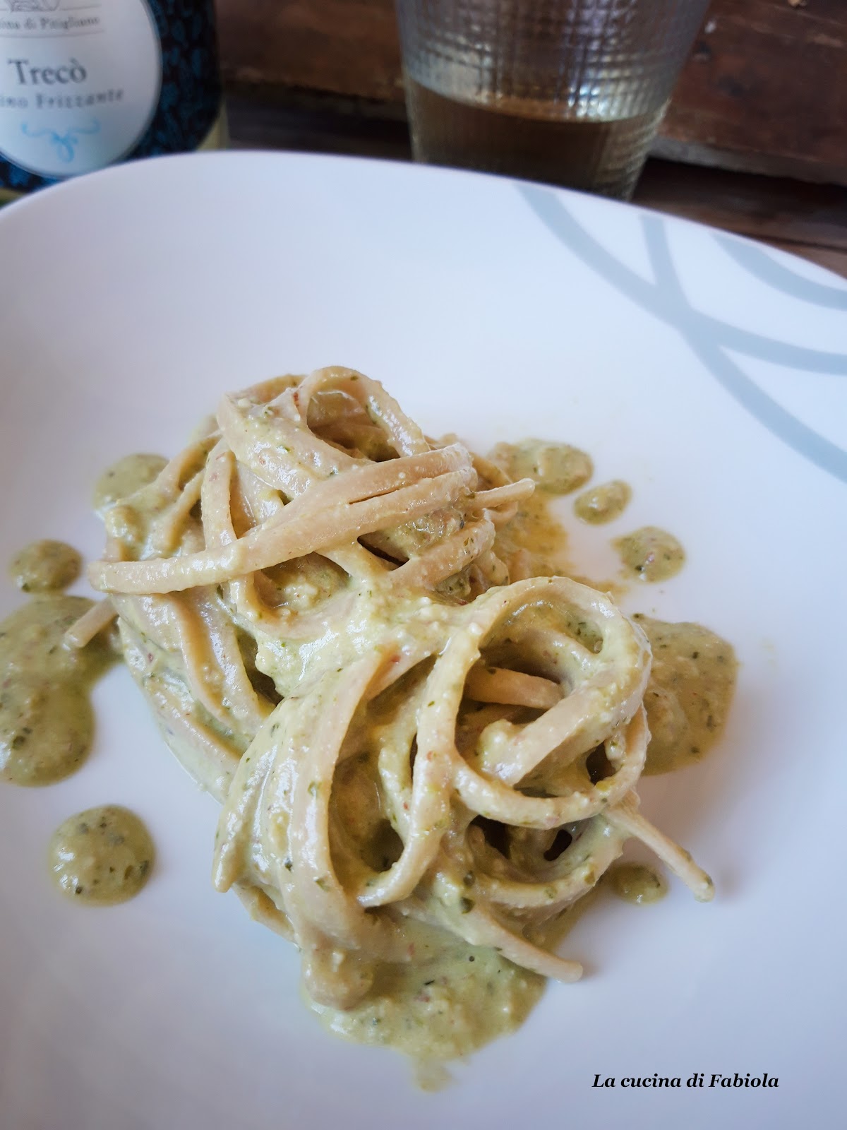 Linguine integrali con pesto di peperoni verdi basilico e mandorle