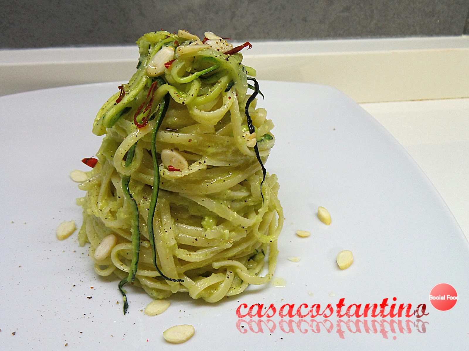 Linguine zucchine e pesto di avocado