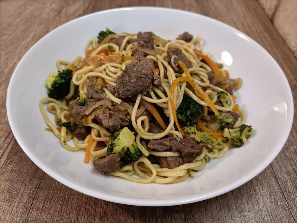 Lo mein: ricetta cinese con pasta all’uovo, carne e verdure