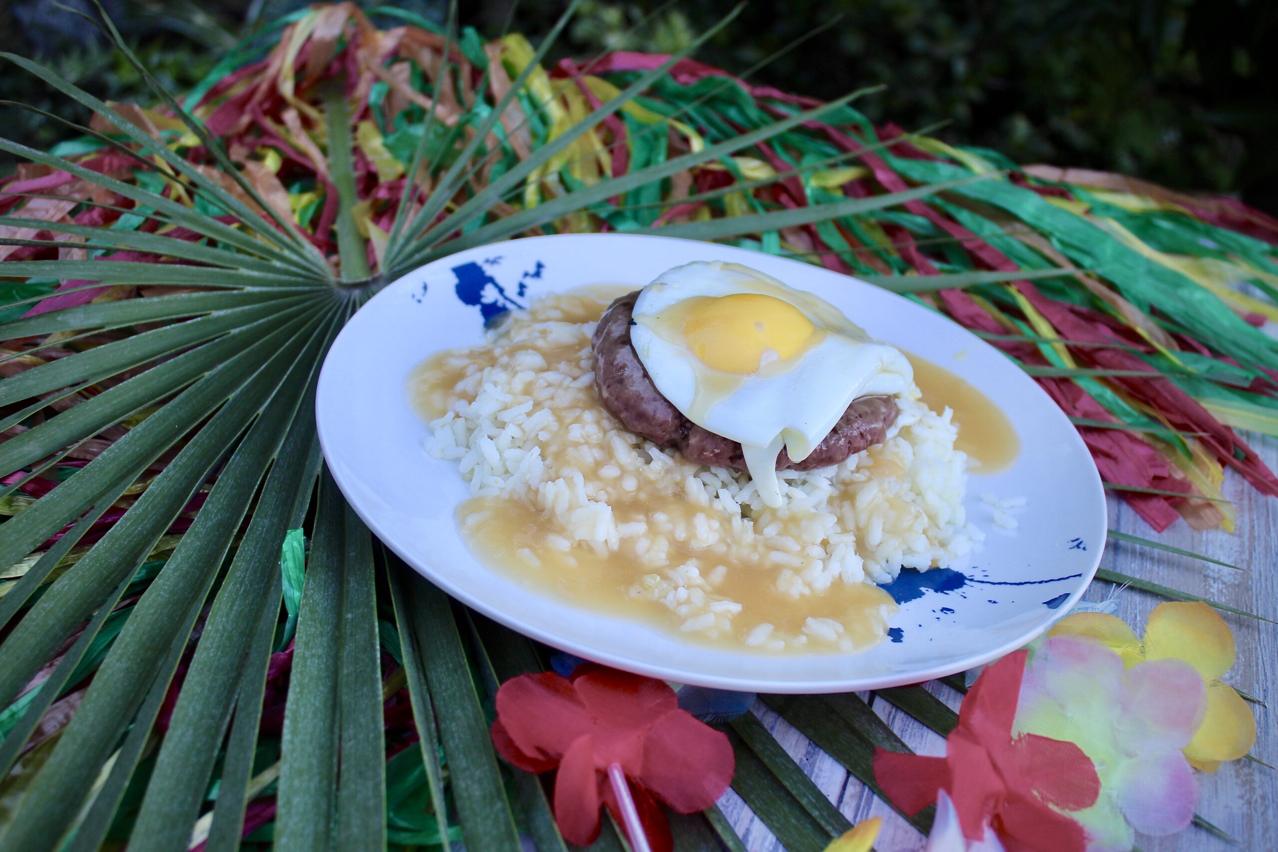 Loco moco e waikiki cocktail (hawaii)