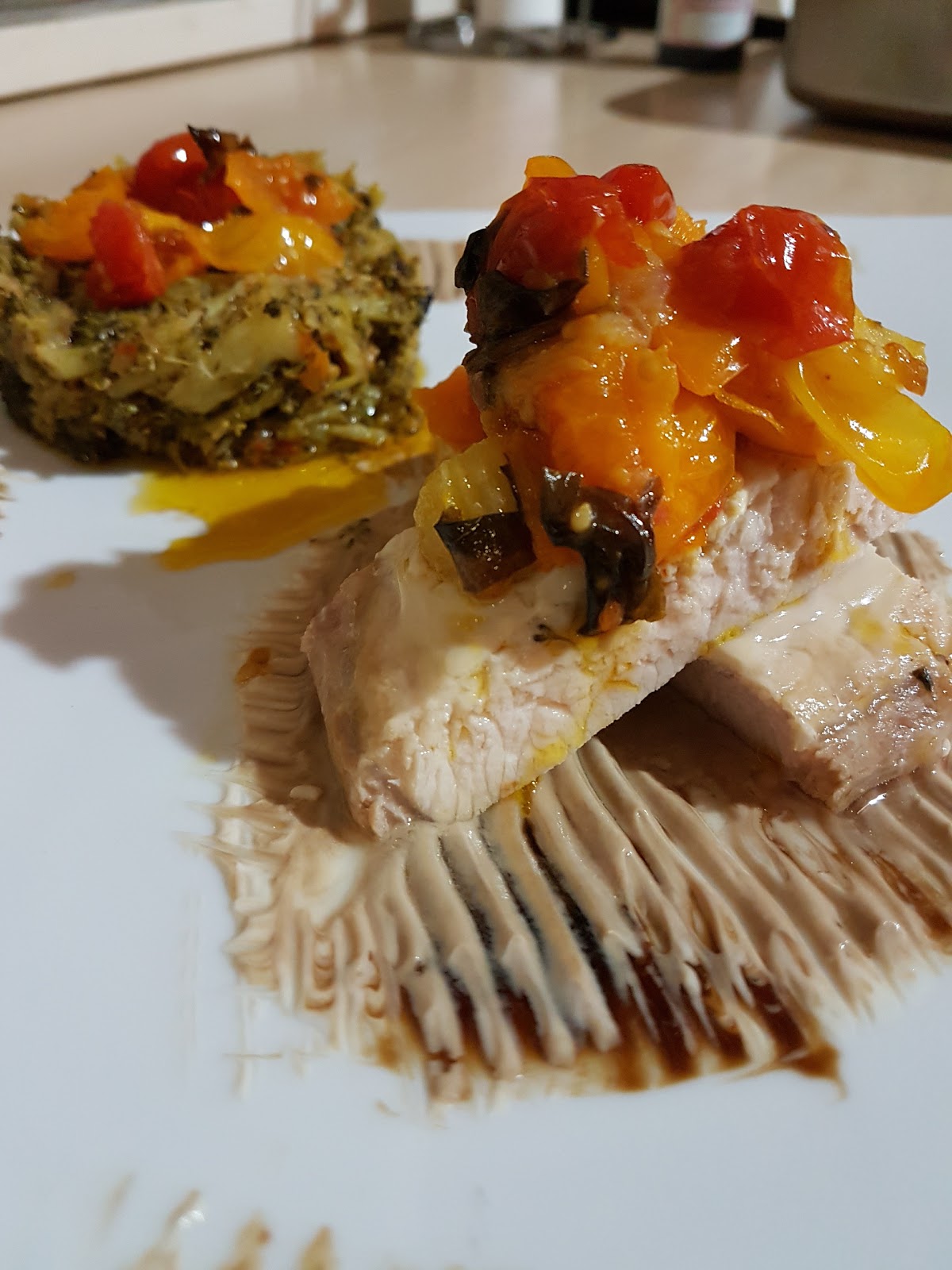 Lombo di maiale in salsa allo yogurt e aceto balsamico con contorno di broccoletti e fantasia di datterini siciliani