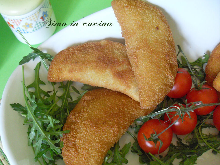 Lunette con besciamella e pomodoro