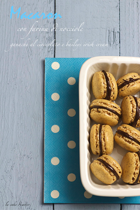 Macaron con farina di nocciole e ganache al cioccolato fondente e baileys irish cream