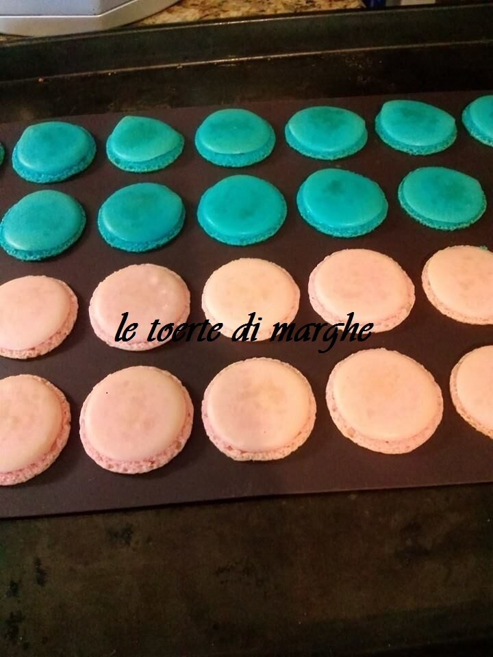 Macarons colorati ricetta