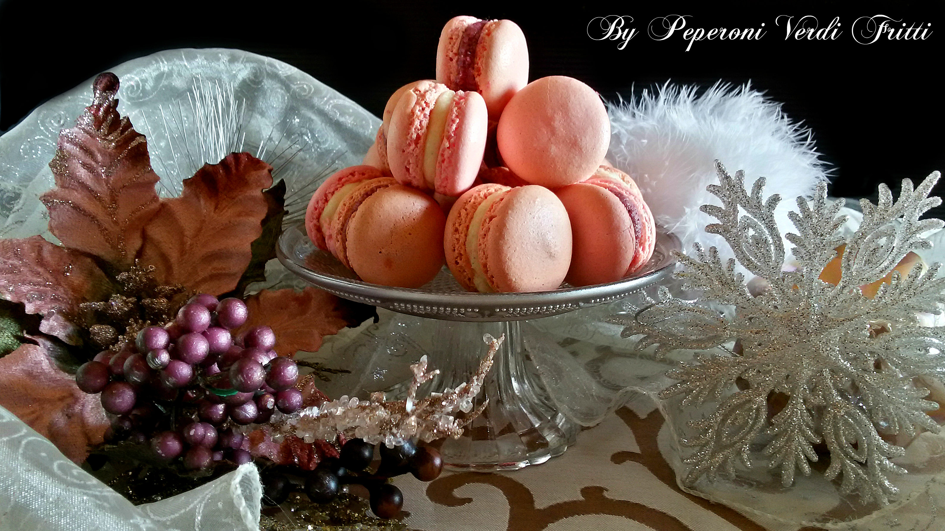 Macarons con crema alla vaniglia e ganache ai frutti di bosco