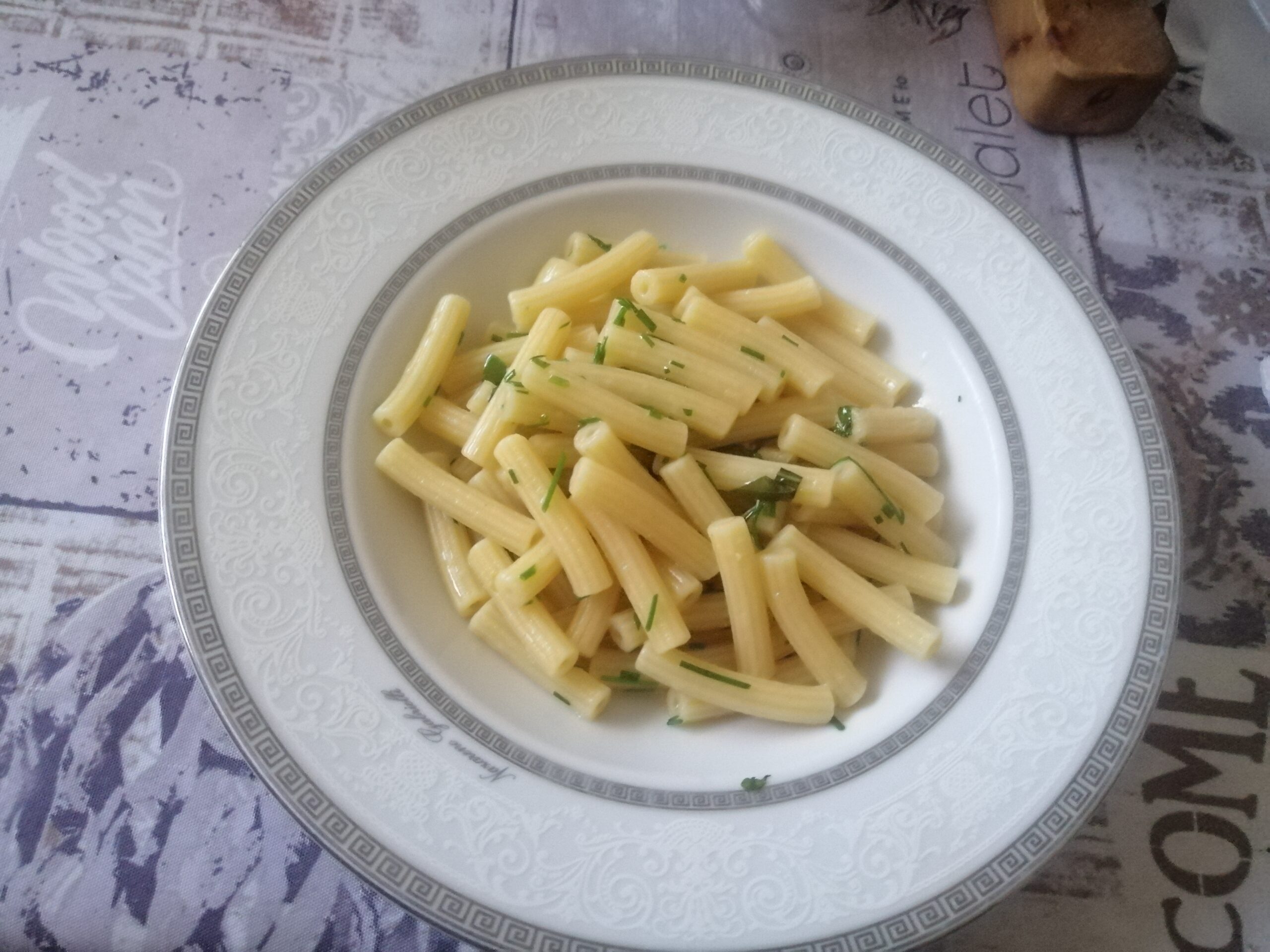 Maccheroncini al burro ed erba cipollina