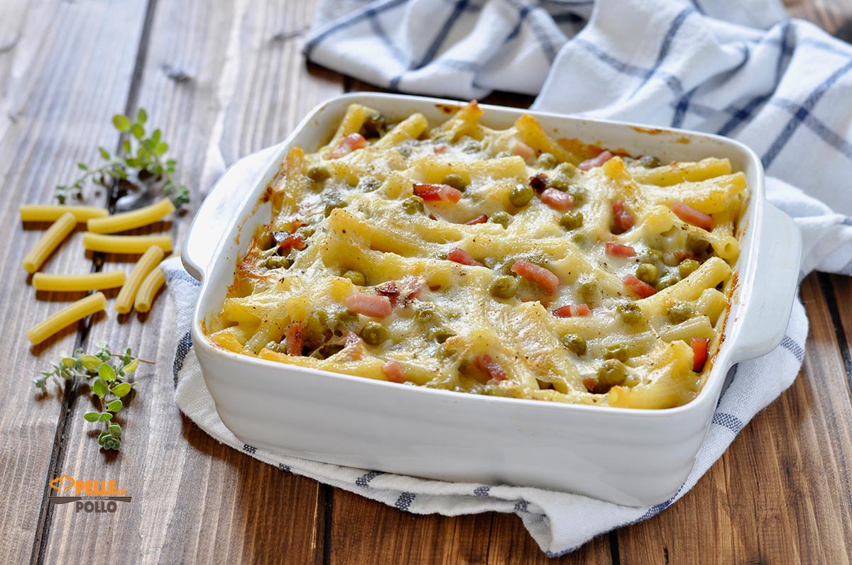 Maccheroncini al forno con piselli e speck