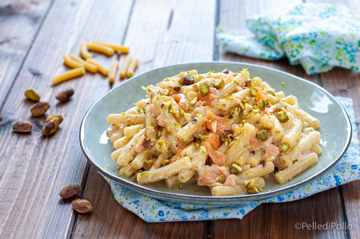 Maccheroncini al salmone e pistacchi