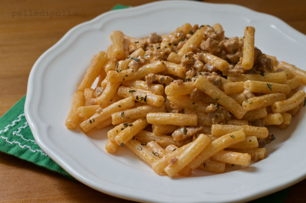Maccheroncini panna e salsiccia