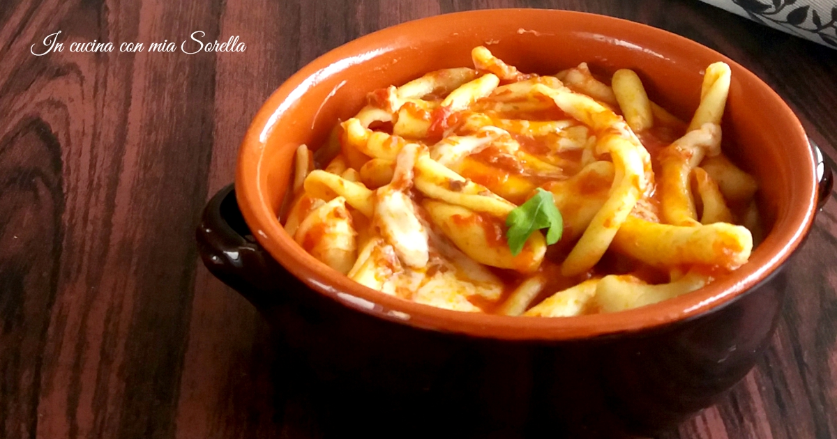Maccheroni al ferretto con ragù e mozzarella